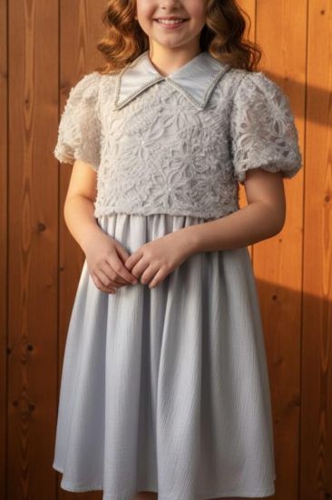 صورة فستان سماوي أنيق مزين بالتل على الصدر